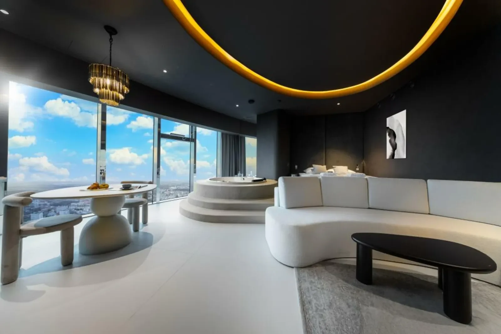 Apartament Diuna: salon i jacuzzi przy oknie