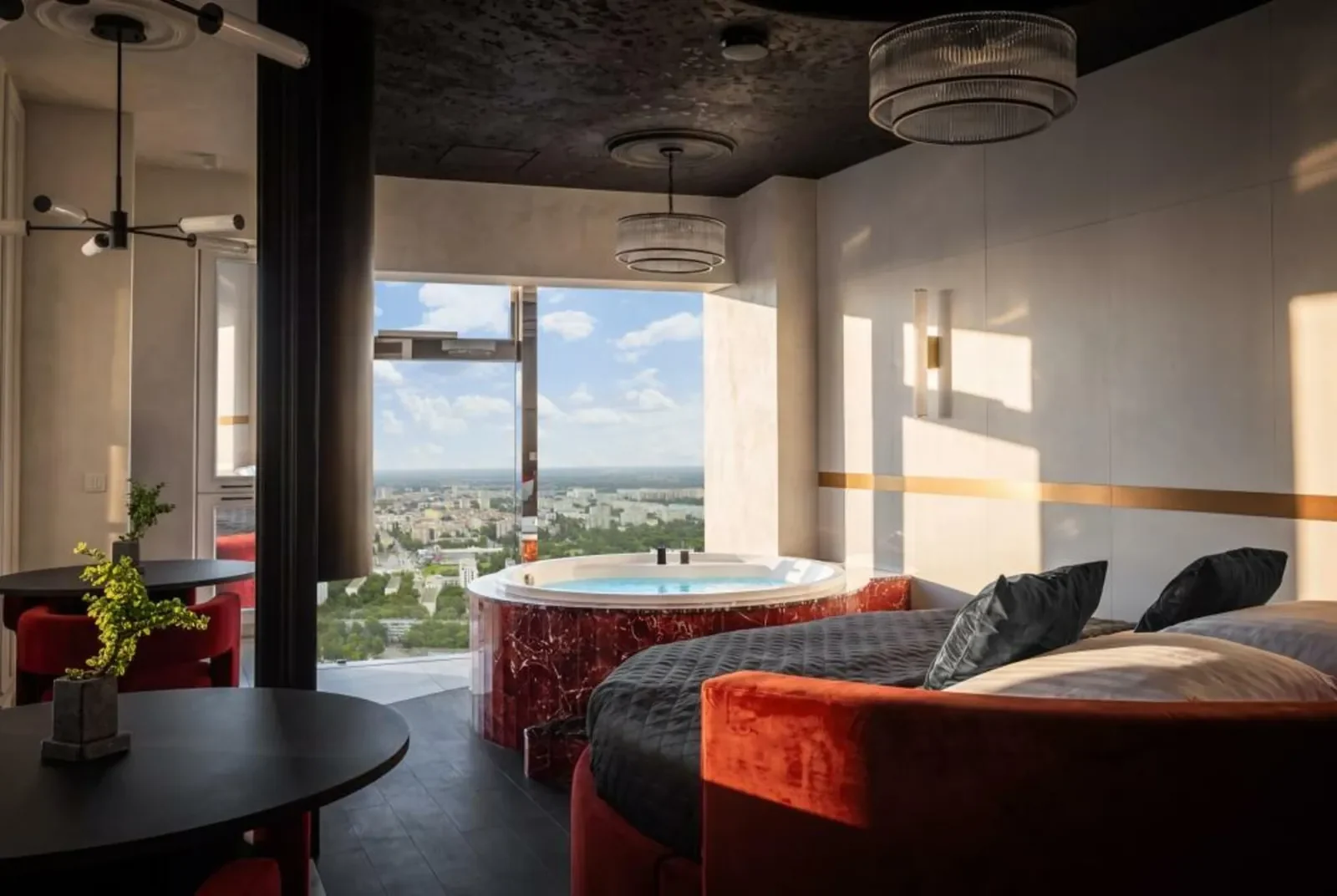 Apartament Paris: jacuzzi i łóżko w czerwonej tapicerce