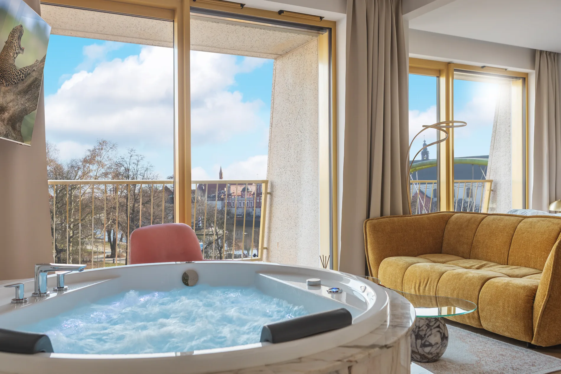Jacuzzi i salon Boulevard w dzień, bez butelki i aranżacji