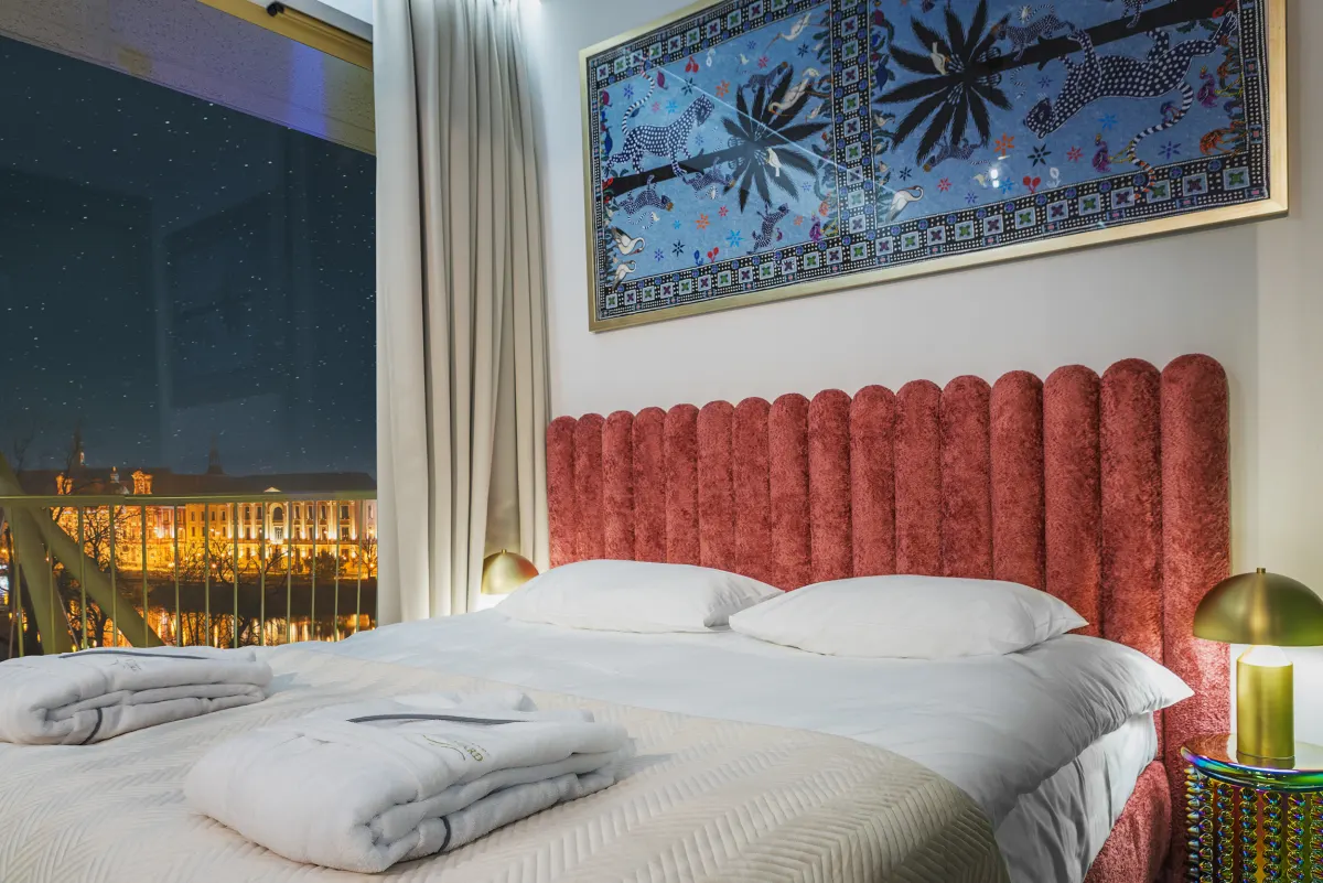 Sypialnia apartamentu Boulevard z widokiem na Odrę, bez aranżacji