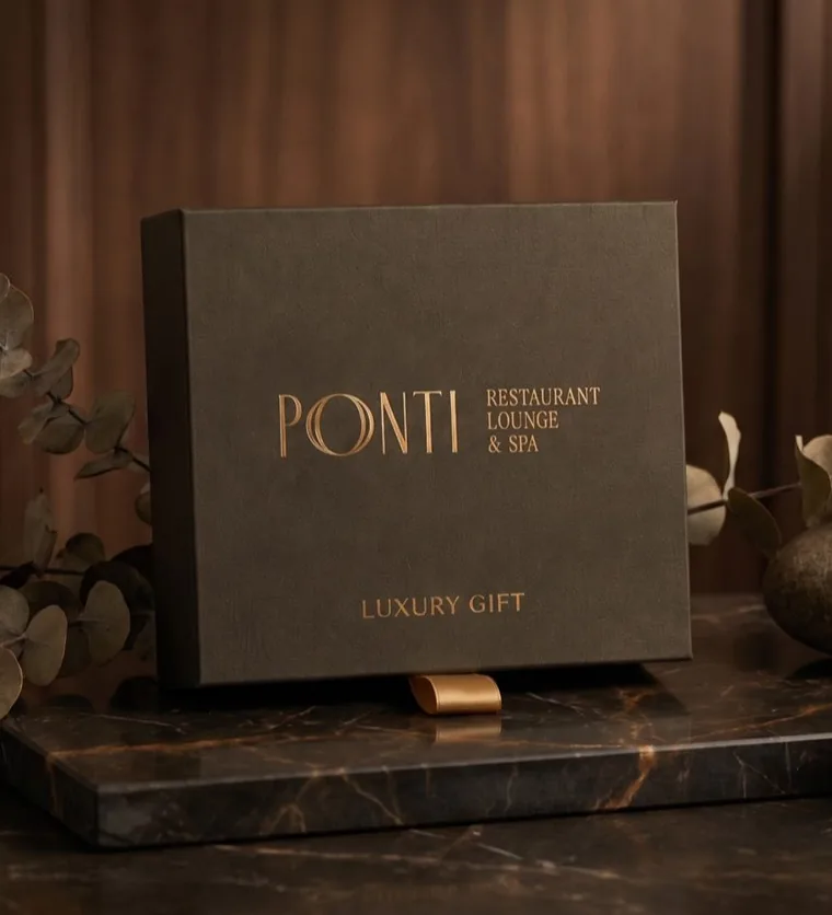 Zbliżenie złotego tłoczenia na etui Luxury Gift
