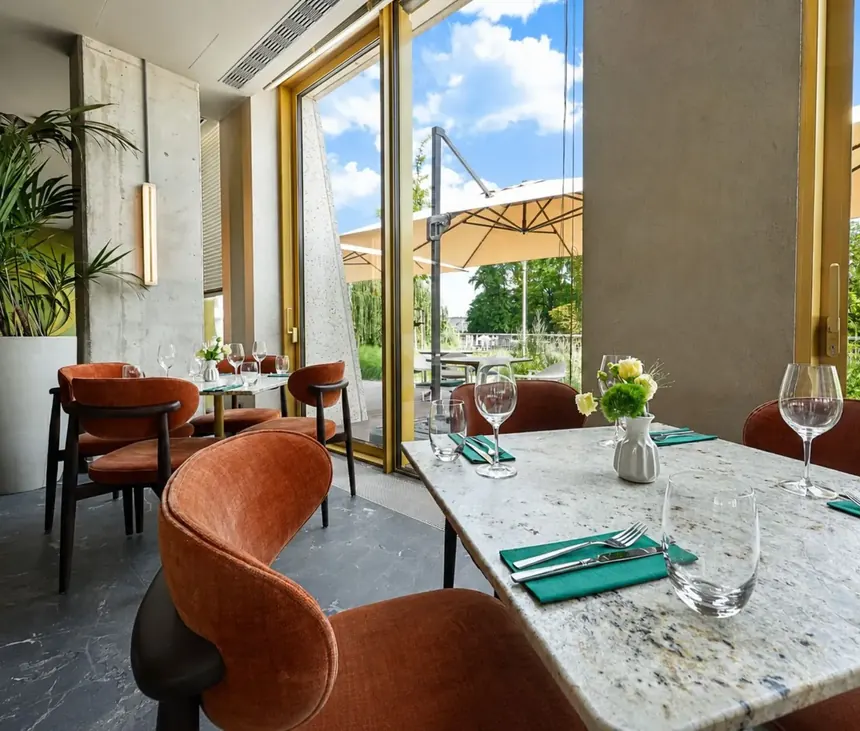 Nakryty stolik przy oknie w PONTI Restaurant przy ul. Drobnera 5 we Wrocławiu