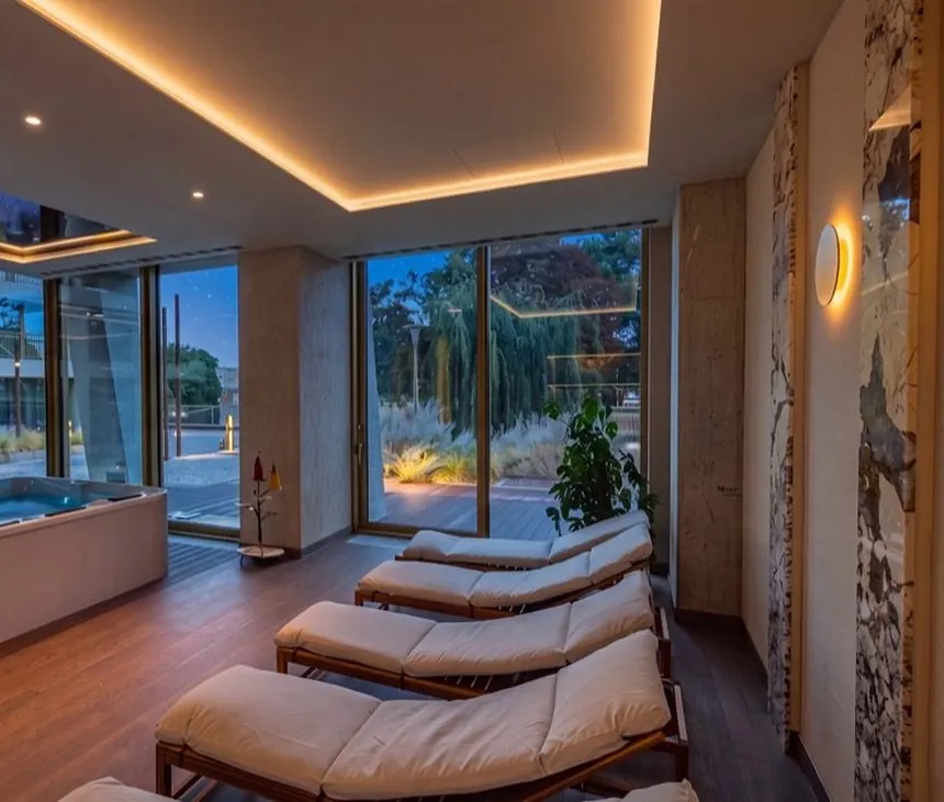Strefa Wellness z jacuzzi i leżakami w PONTI Wellness & SPA nad Odrą we Wrocławiu