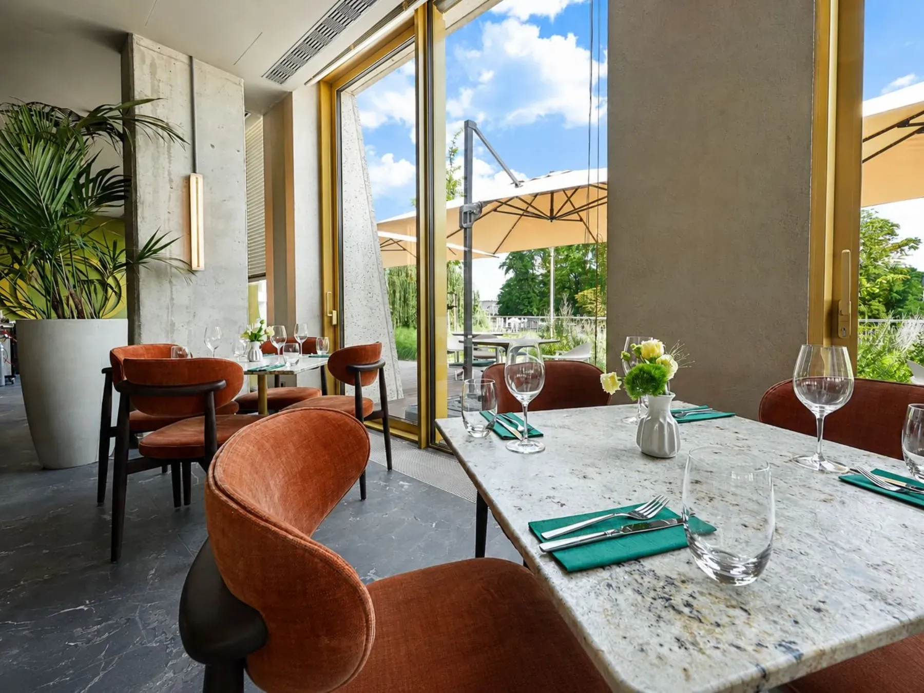 Stoliki PONTI Restaurant przy przeszkleniu od strony tarasu