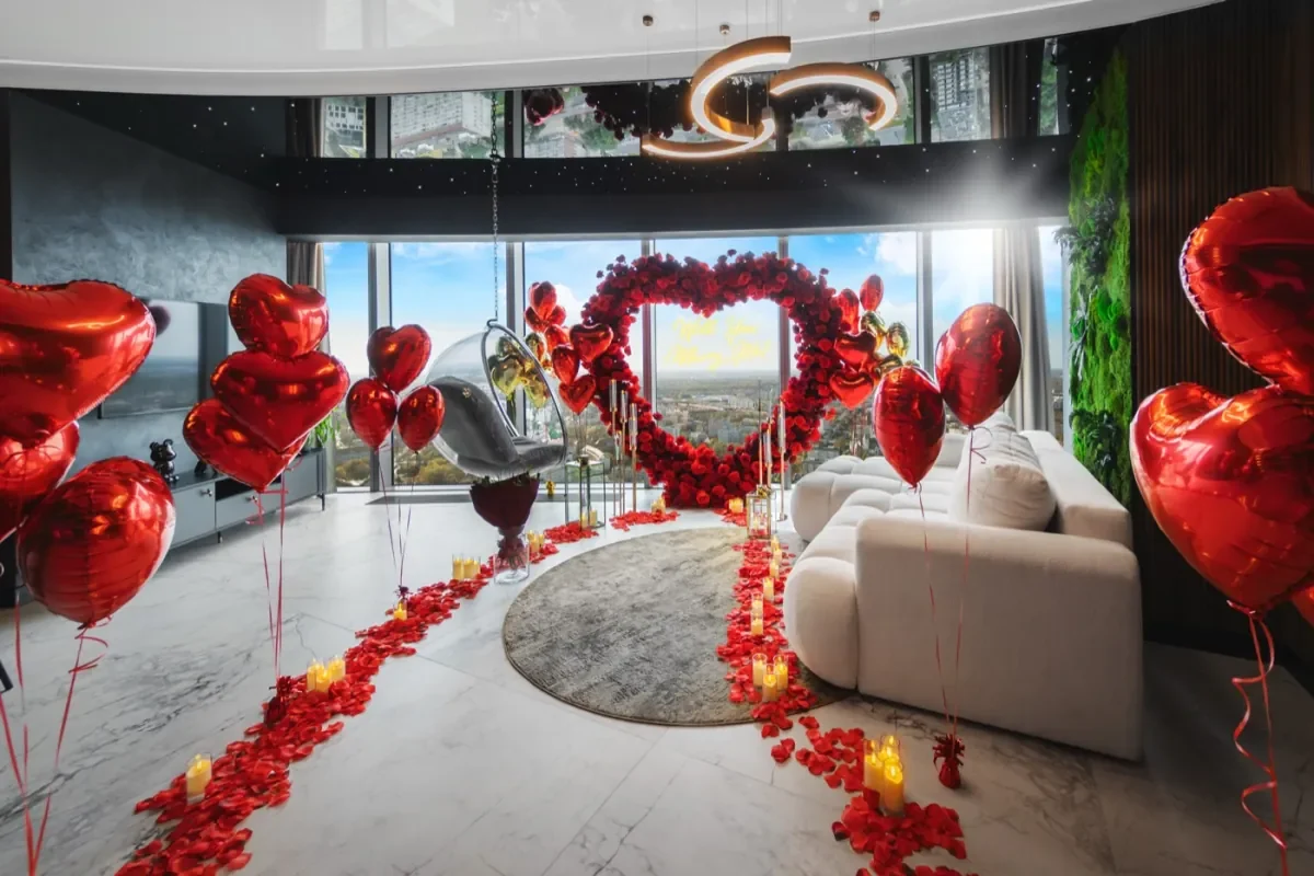Romantyczna kolacja w apartamencie In The Sky z balonami i płatkami róż