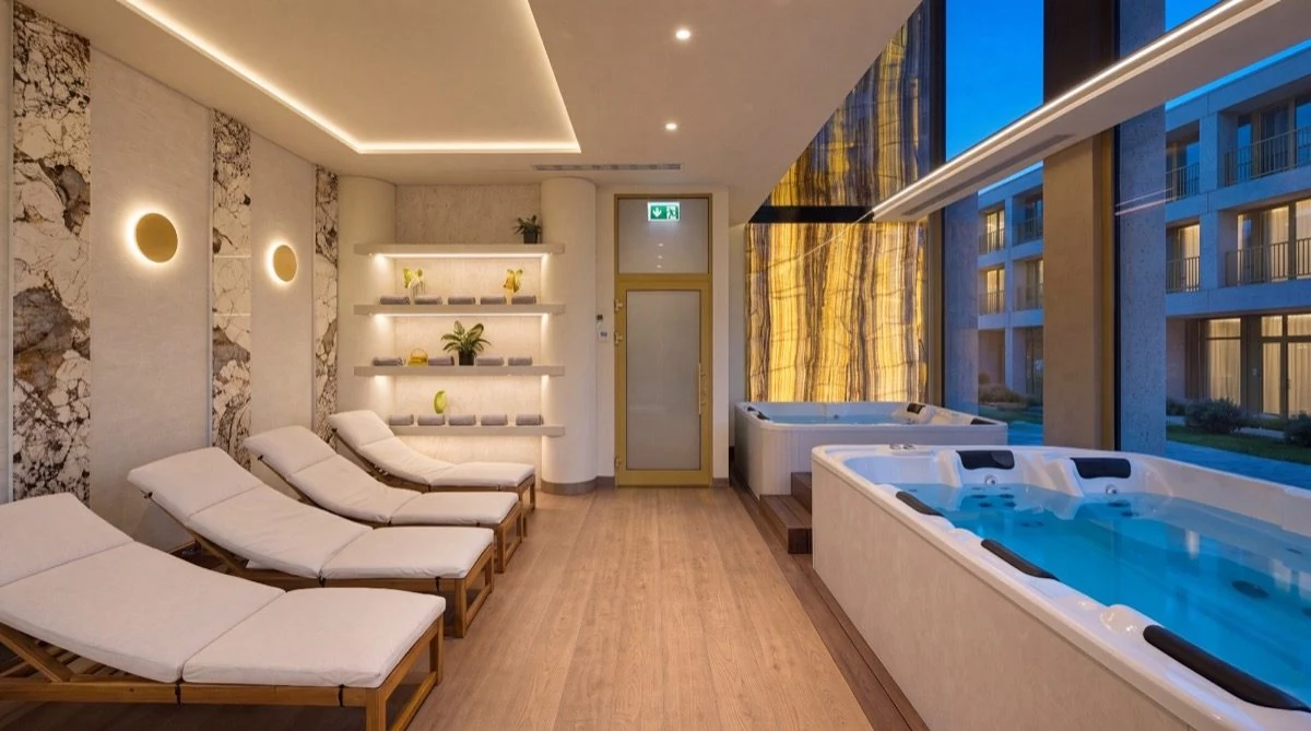 Strefa Wellness PONTI: leżaki, jacuzzi z bąbelkami i półka z ręcznikami
