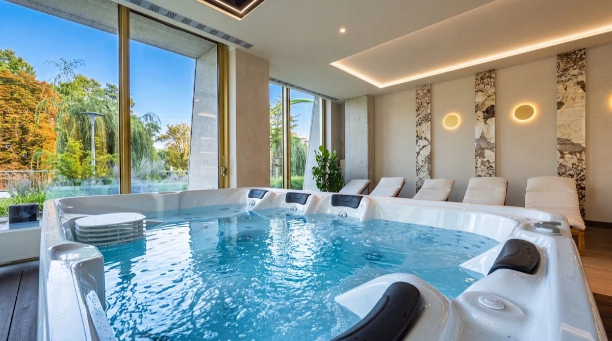 Strefa Wellness PONTI z jacuzzi i leżakami, miejsce na wieczór panieński