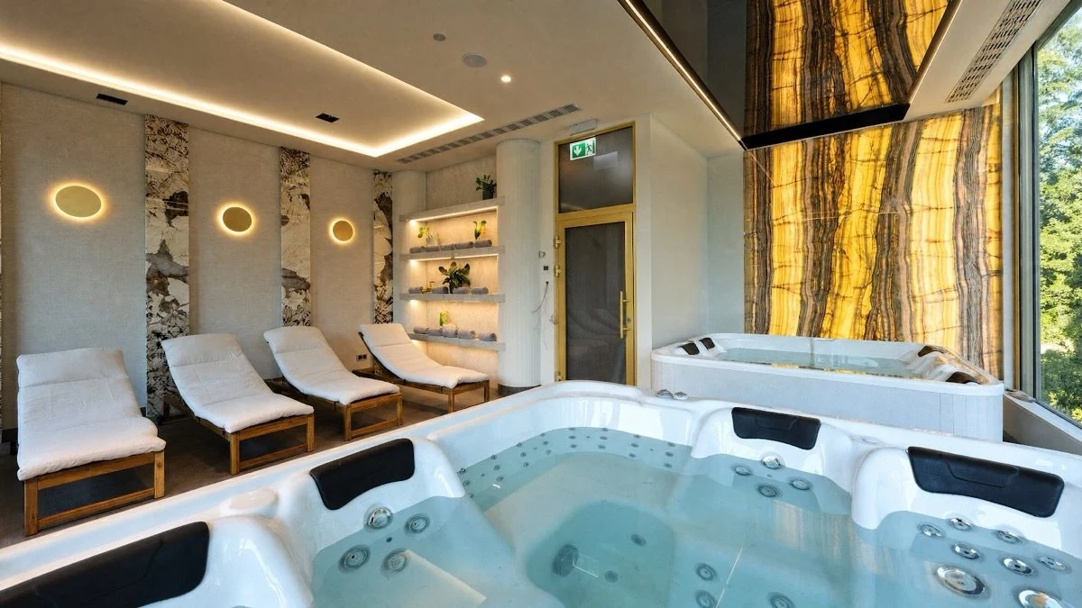 Jacuzzi i leżaki w strefie Wellness PONTI, miejsce na urodziny